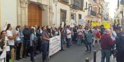 Une décennie de chaos dans la Junte en raison de la fermeture irrégulière de 95 entités et de 792 licenciements ordonnés par le PSOE