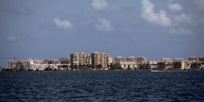 Des milliers de personnes font un câlin symbolique à la Mar Menor pour exiger sa récupération