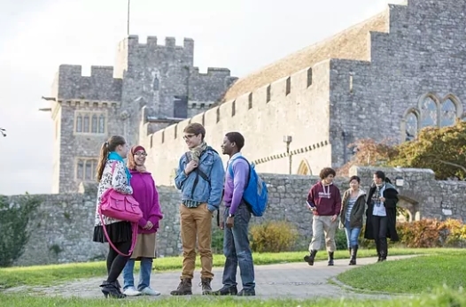 Aménagements extérieurs de la nouvelle école de la princesse Leonor.