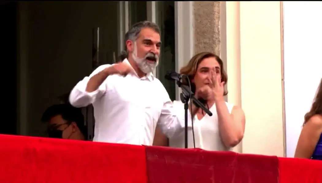 Le maire de Barcelone excité à côté de Cuixart