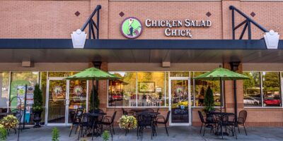 Chicken Salad Chick connaît une croissance rapide au premier semestre avec 17 nouveaux emplacements et 14 accords de franchise signés
