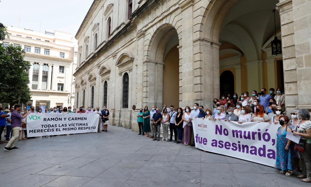 Vox est concentré aux portes de la mairie de Séville, où une minute de silence est observée à la mémoire de la dernière victime de violences sexistes.