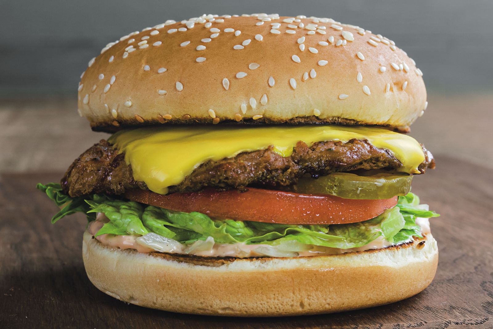 Farmer Boys célèbre 40 ans de burgers primés Le 25 août, les invités peuvent acheter un Big Cheese Burger et en recevoir un deuxième pour 0,40 $.