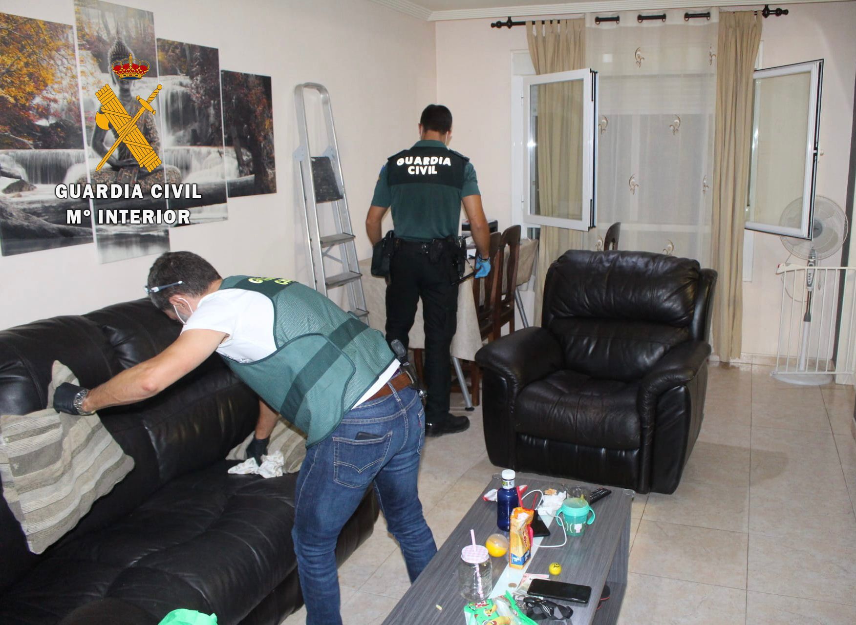 Deux agents fouillent la maison.