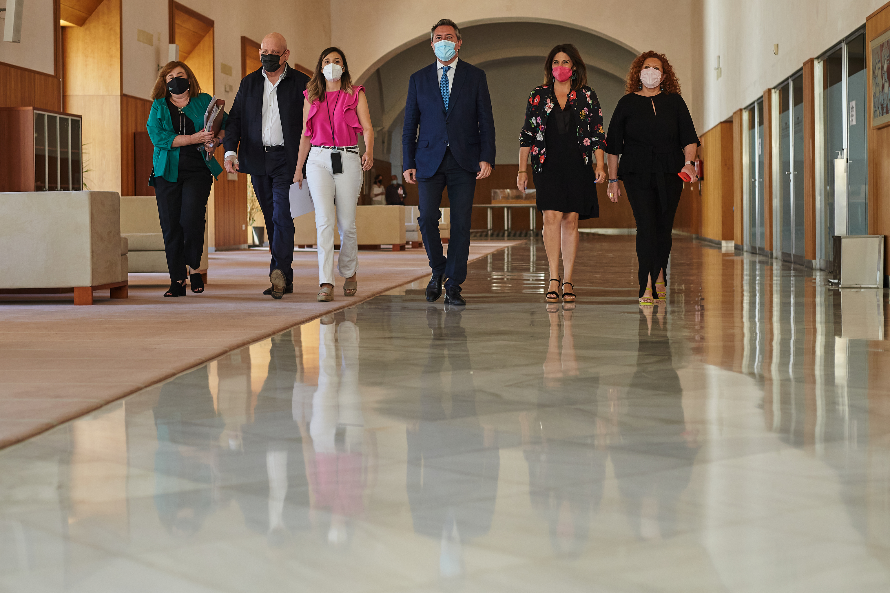 Le secrétaire général du PSOE-A, Juan Espadas, au Parlement avec María Márquez et Ángeles Férriz et leur équipe de confiance.
