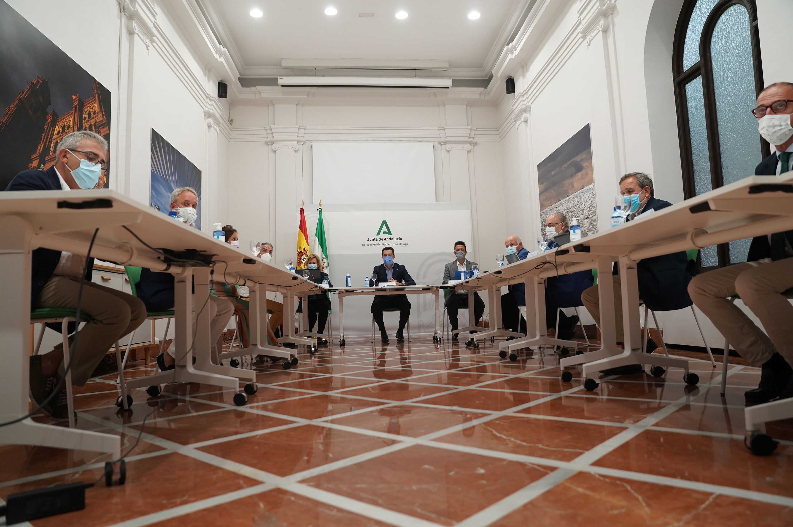 La présidente du Conseil, Juanma Moreno, préside la réunion