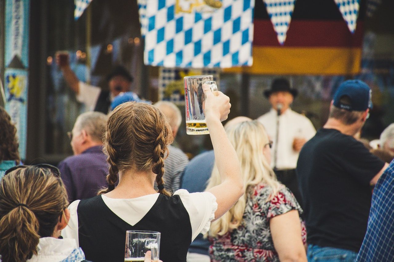L'Oktoberfest inaugurale de Long Beach, dirigée par le célèbre groupe Festmeister Hans und Die Sauerkrauts, annonce les dates et les festivités de 2021 Les festivités comprendront de la musique en direct, des performances du célèbre groupe Festmeister Hans und Die Sauerkrauts, des jeux allemands, des concours et plus encore.