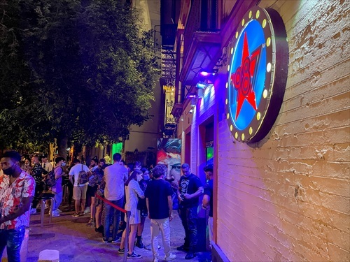 File d'attente à la porte d'une discothèque à Séville pour accéder à l'intérieur.