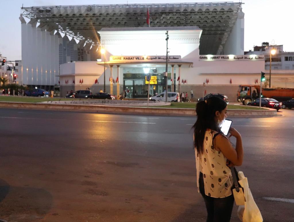 Une jeune femme marche dans une rue du centre de Rabat avant le couvre-feu.