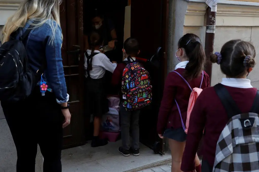 Élèves du primaire de l'école San Ildefonso de Madrid, à leur entrée en classe.