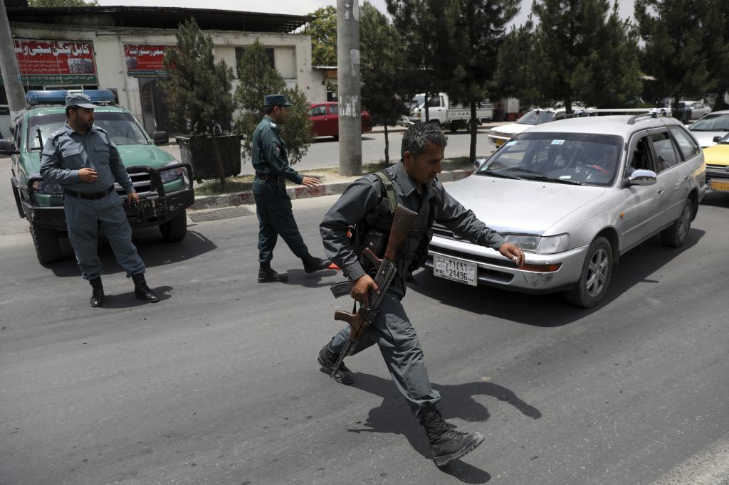 Des policiers afghans à un poste de contrôle à Kaboul début juillet.
