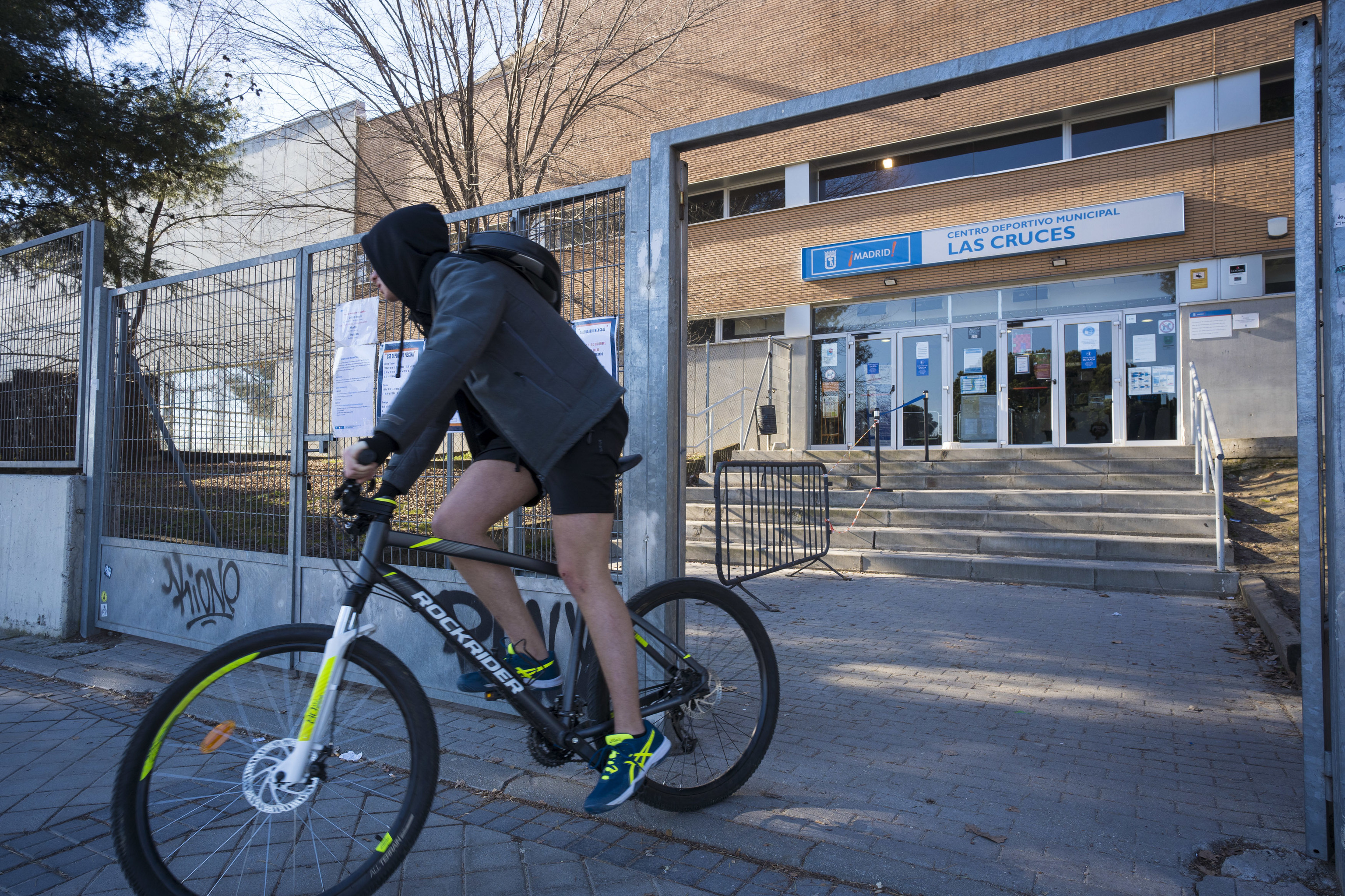 Un usager sort du centre sportif de Las Cruces.