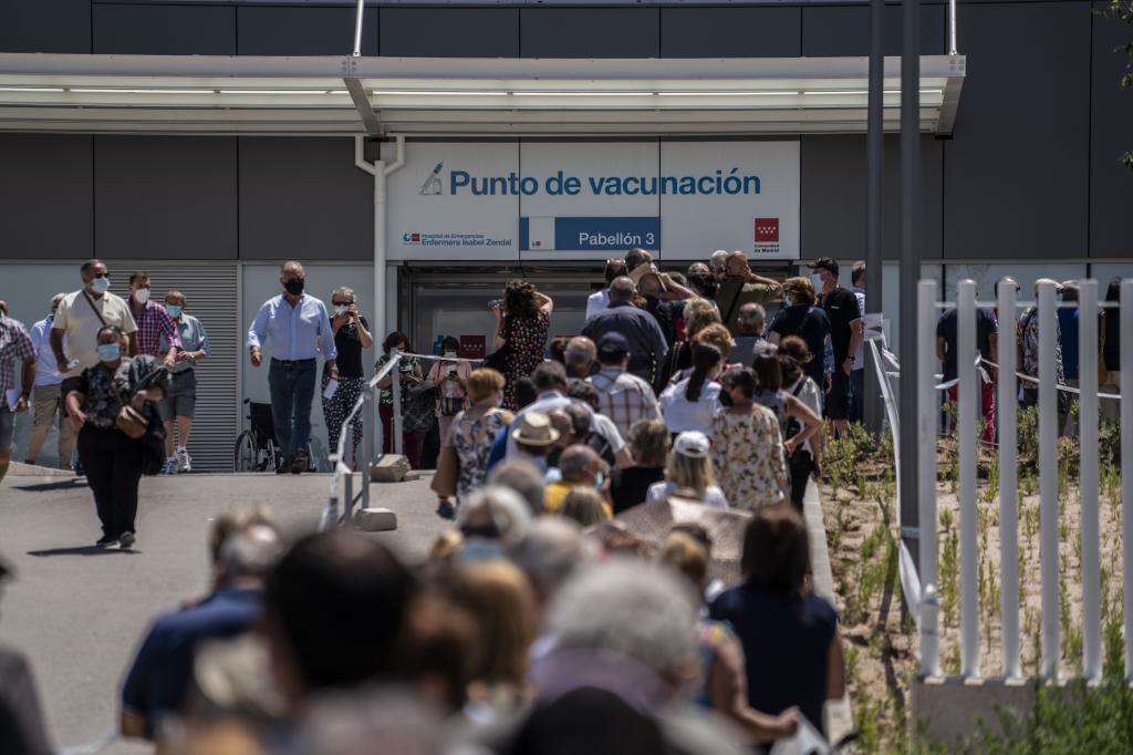 Des files d'attente pour recevoir le vaccin Covid à l'hôpital Zendal de Madrid.