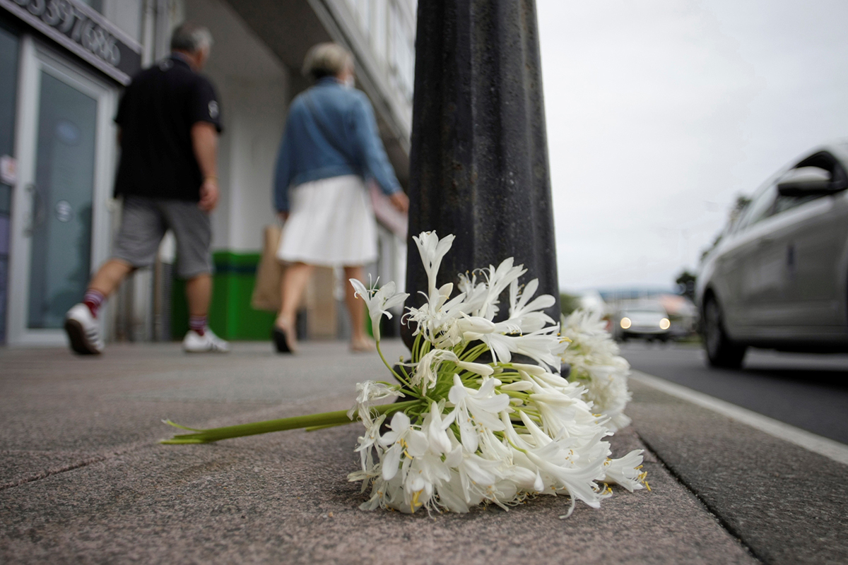 Des fleurs à l'endroit où Samuel a été assassiné.