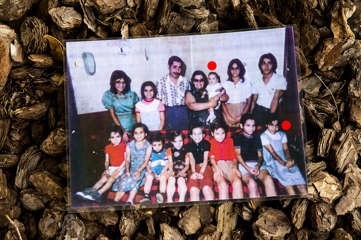 Isidre et Dolors -marqués d'un point rouge- sur une photo de famille