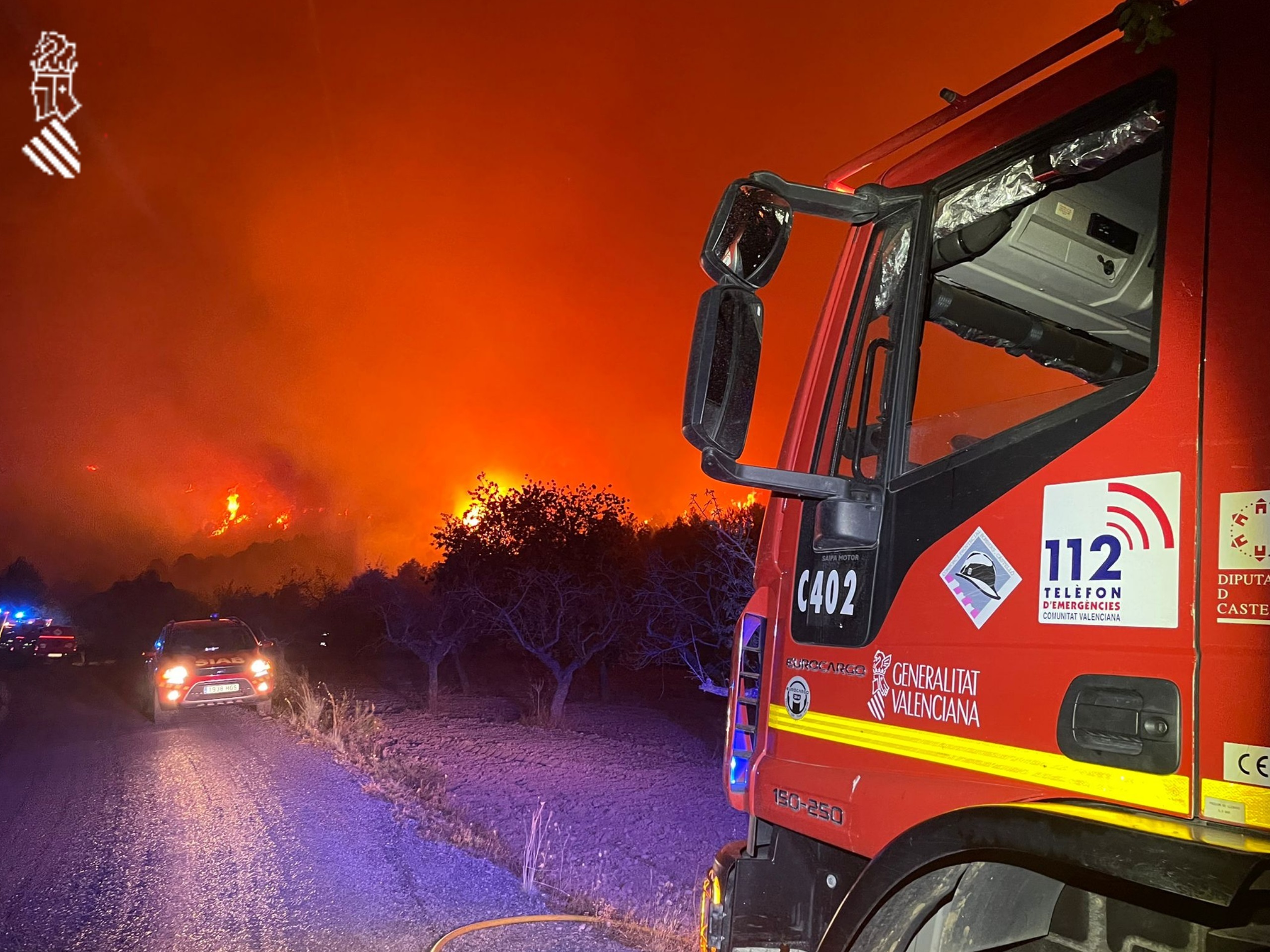 Un camion de pompiers tente d'accéder à la zone de l'incendie dans la municipalité d'Azuébar (Castellón).