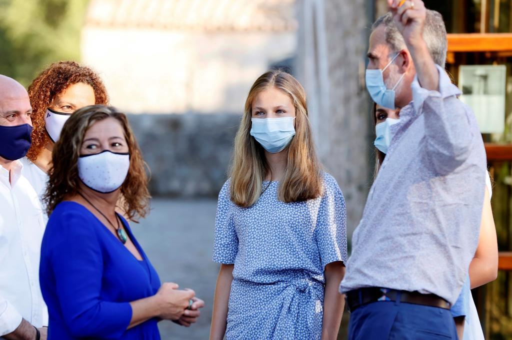 Felipe VI et la princesse Leonor s'entretiennent avec la présidente des îles Baléares, Francina Armengol lors de leur visite au sanctuaire de Lluc