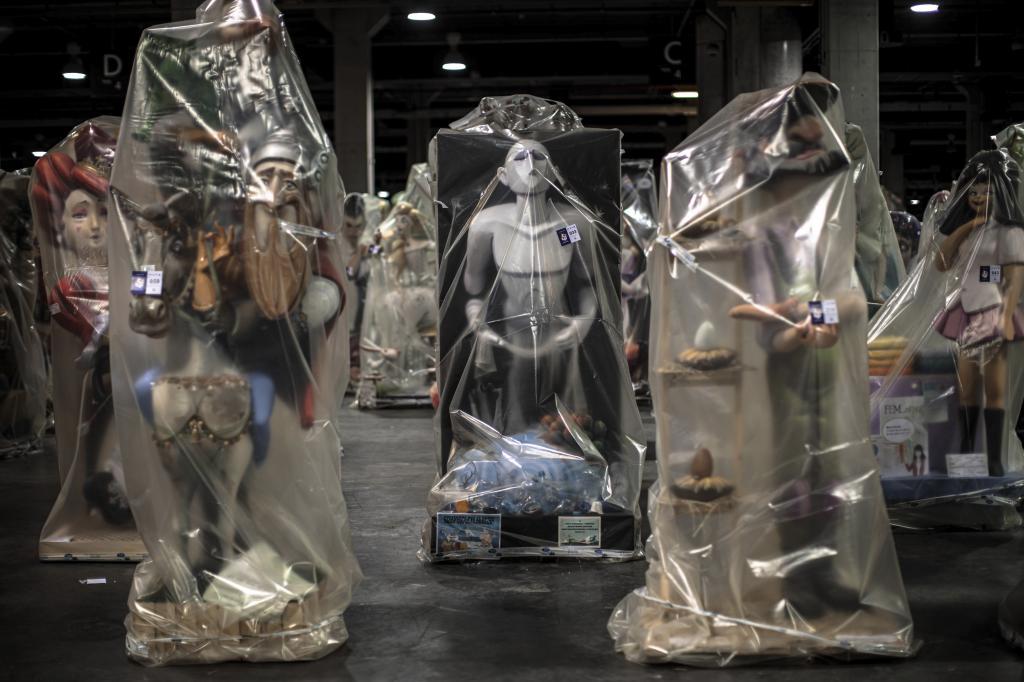 Monuments Fallas conservés à la Feria Valencia après la suspension de la fête en 2020.