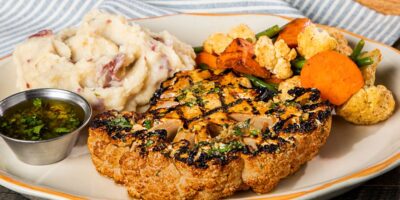 Lucille&rsquo;s présente un nouveau steak de chou-fleur fumé lentement et grillé