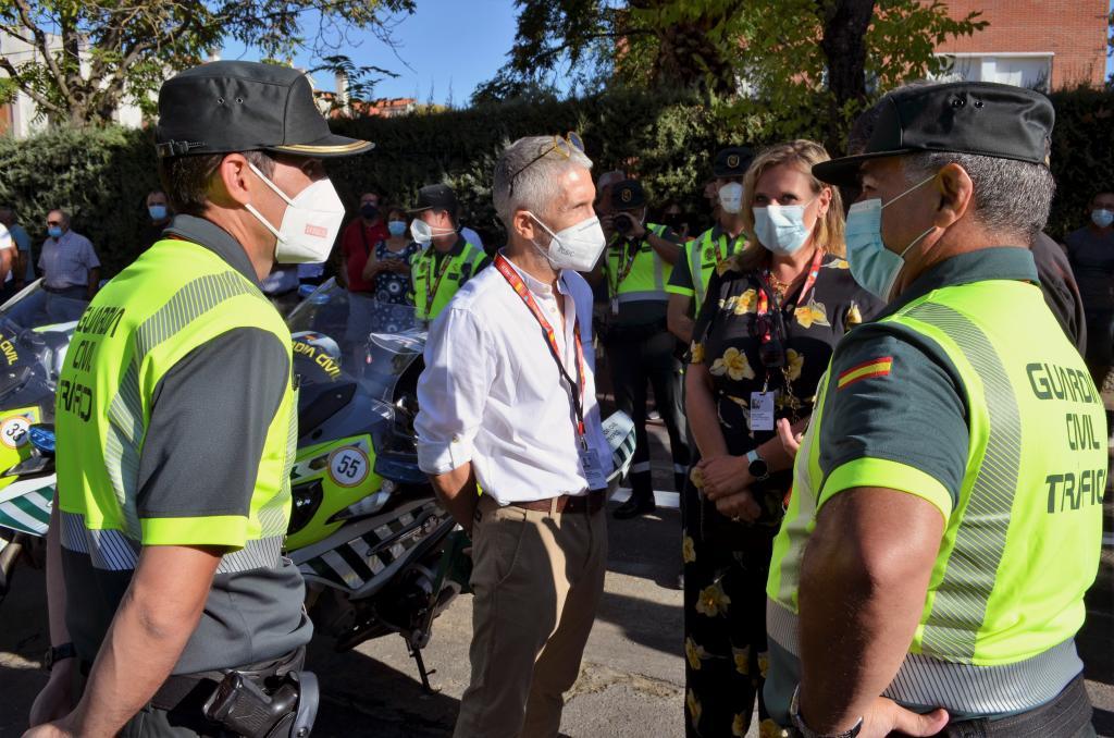 Fernando Grande-Marlaska visite le dispositif de sécurité du Tour d'Espagne à vélo