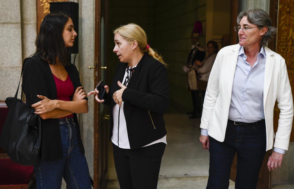 I. Sanz s'entretient avec Rita Maestre en présence de Marta Higueras.