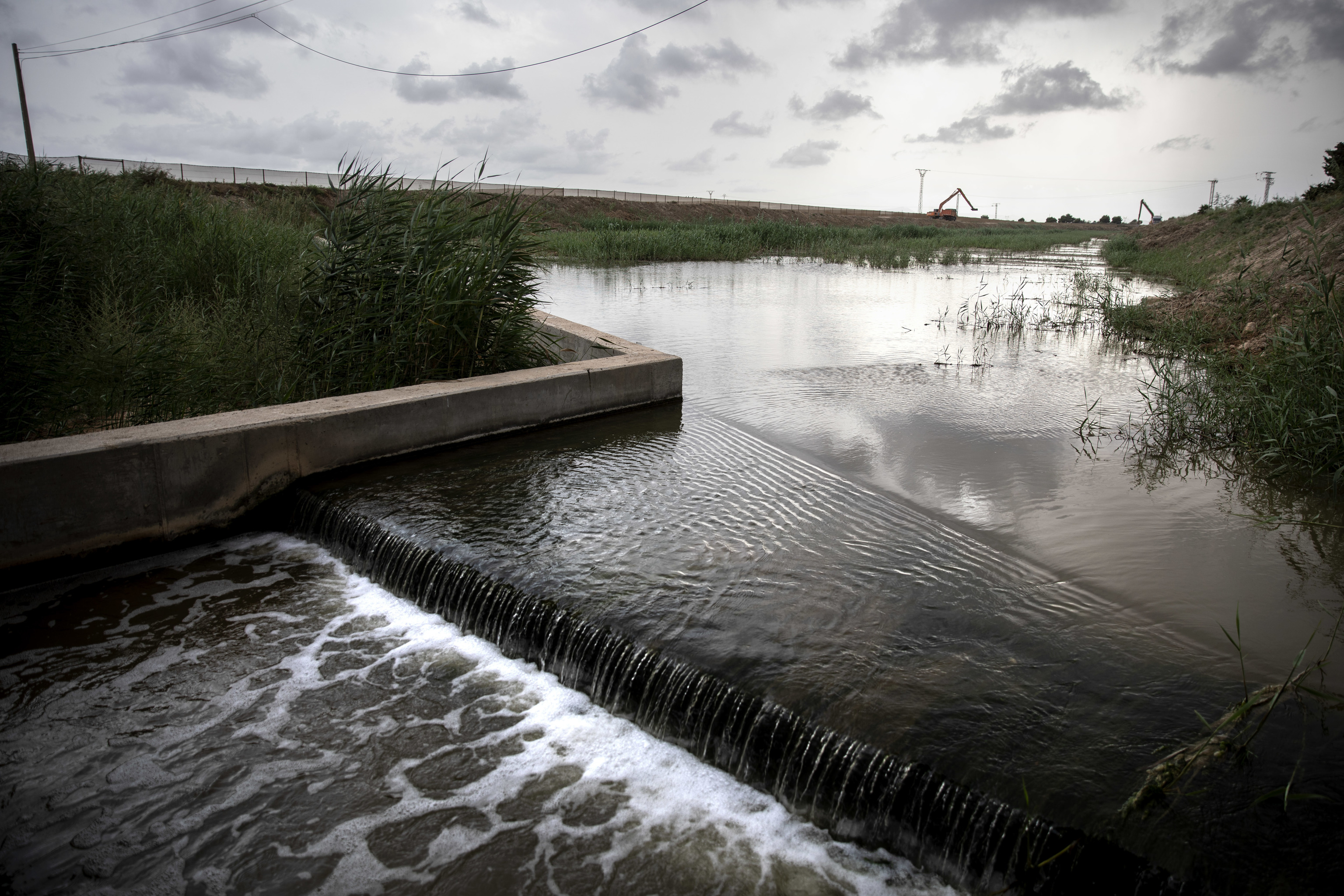 L'un des canaux qui déversent de l'eau dans la Mar Menor (Murcie)