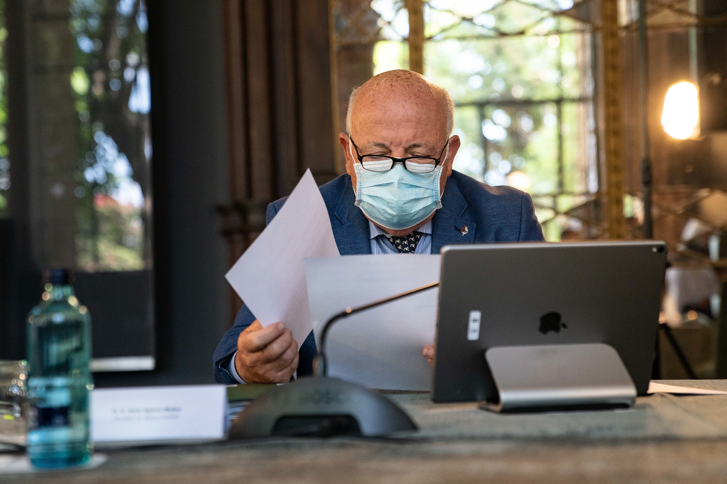 Le ministre de la Santé, Jesús Aguirre, examine certains documents lors d'une réunion du Conseil d'administration.