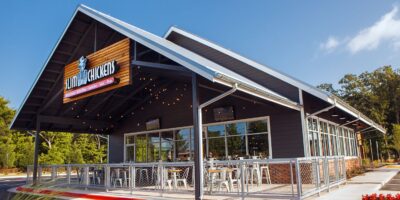 Slim Chickens se prépare pour son ouverture le 30 août à La Porte, au Texas