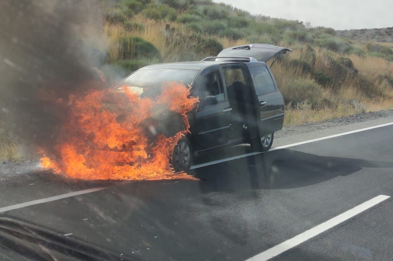 Une voiture en feu à Navalacruz, à l'origine de l'incendie.