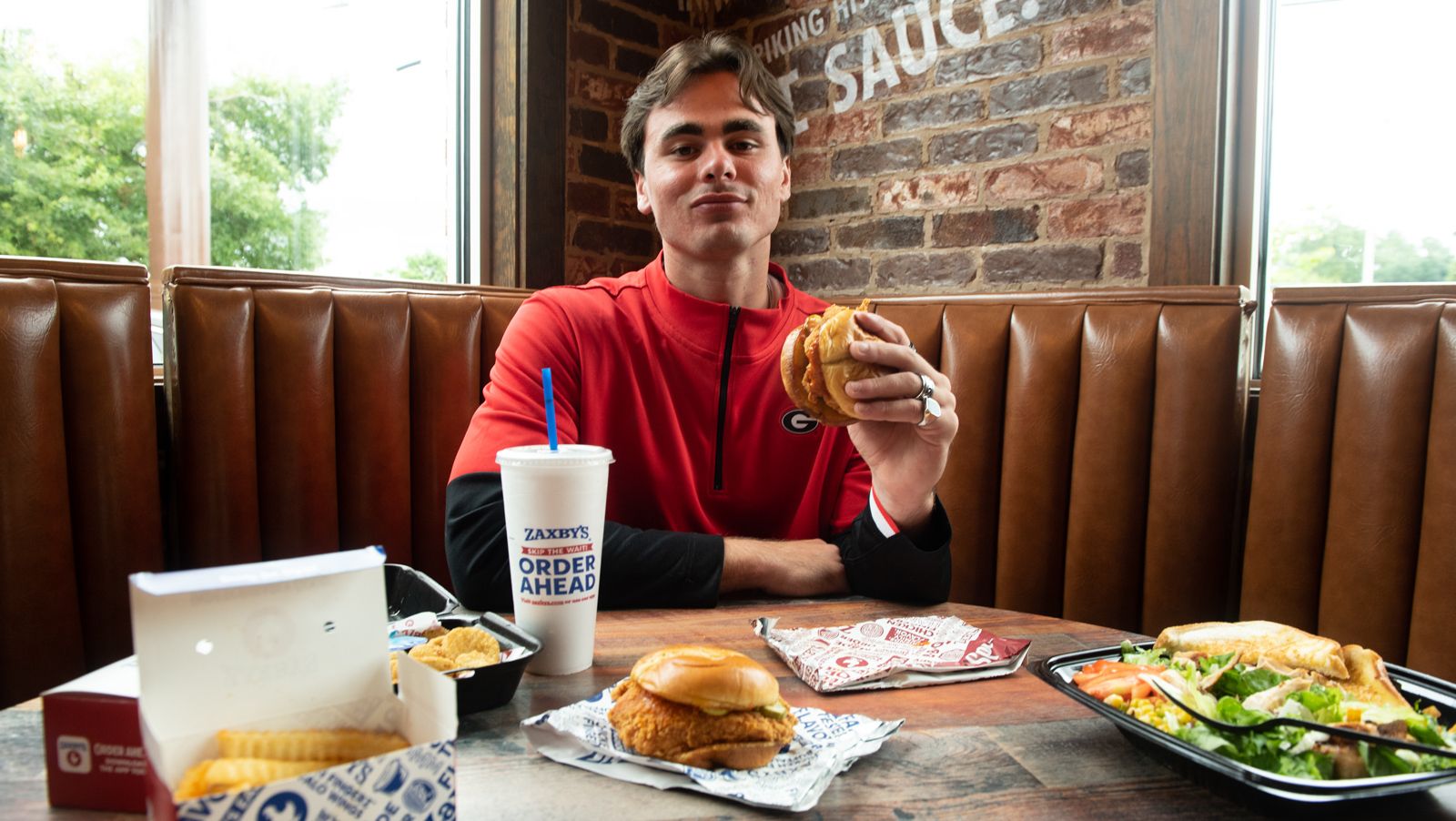 Zaxby's ajoute le quart-arrière UGA JT Daniels à sa liste Zaxby's ajoute le quart-arrière UGA JT Daniels à sa liste
