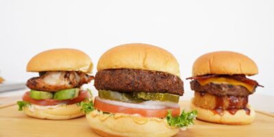 iniBurger, la destination de burgers gastronomiques de la région de la baie, fêtera son premier anniversaire avec des curseurs gratuits et une cérémonie de coupe de ruban