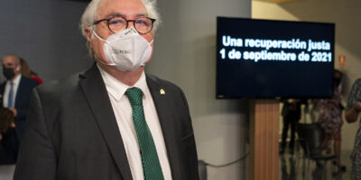 Manuel Castells arrête d&rsquo;envisager une infraction mineure punissable en copiant le prochain étudiant à un examen