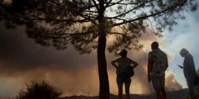 L&rsquo;incendie de Sierra Bermeja, qui a coûté la vie à un pompier, continue d&rsquo;avancer et a déjà brûlé 3.600 hectares