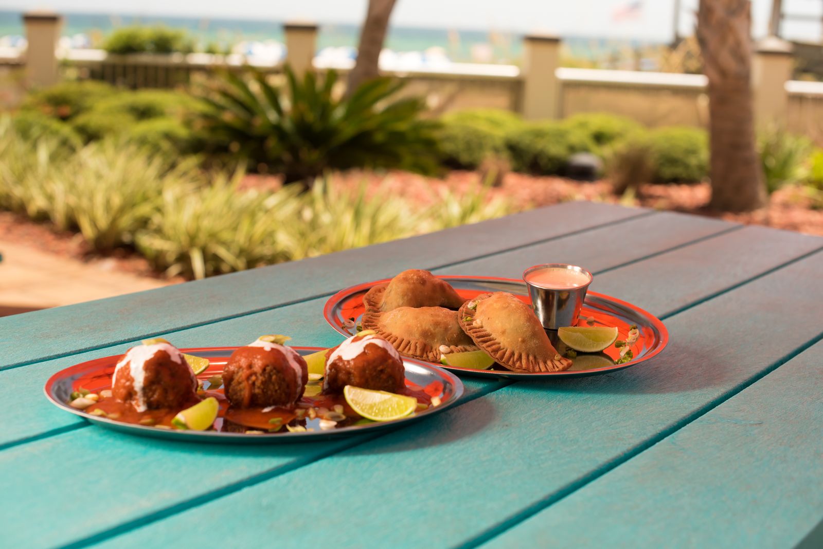 Le restaurant Sal de Mar de Pensacola Beach bouleverse la scène typique du bar de l'hôtel avec des cocktails fantaisistes et des plats espagnols authentiques