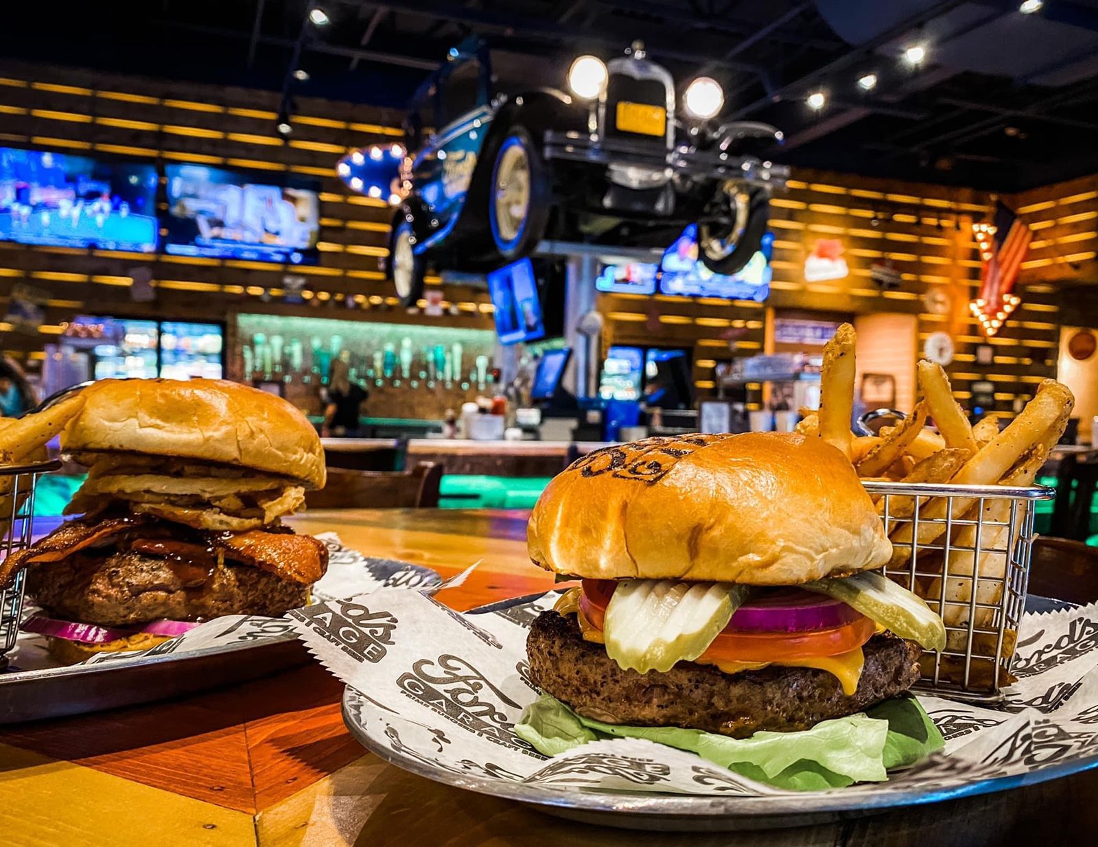 Le garage de Ford sert des hamburgers avec un côté de l'histoire de l'automobile Le garage de Ford sert des hamburgers avec un côté de l'histoire de l'automobile