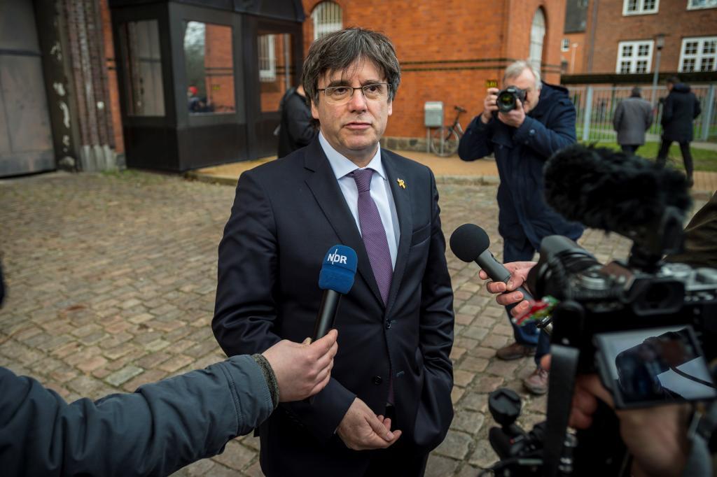 Carles Puigdemont s'adresse à la presse aux portes de la prison