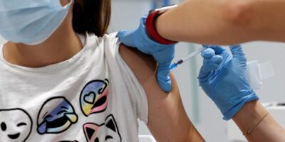 Un juge autorise un père à vacciner son fils contre le coronavirus malgré le rejet de la mère