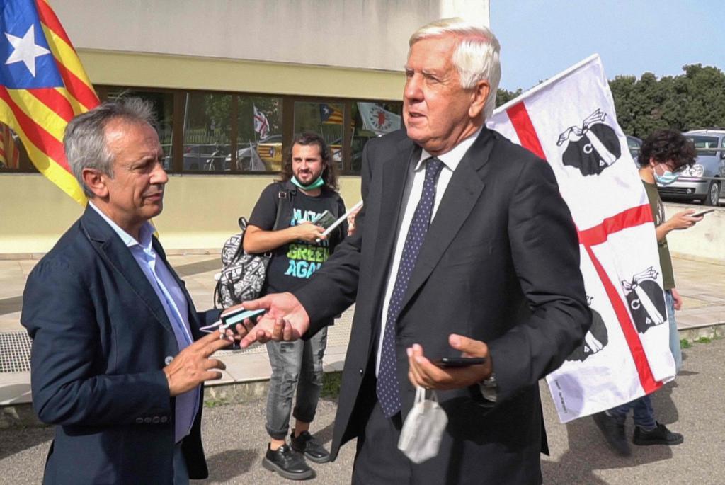 Agostinangelo Marras, avocat italien de Puigdemont, s'adresse à la presse à l'entrée du tribunal de Sassari.