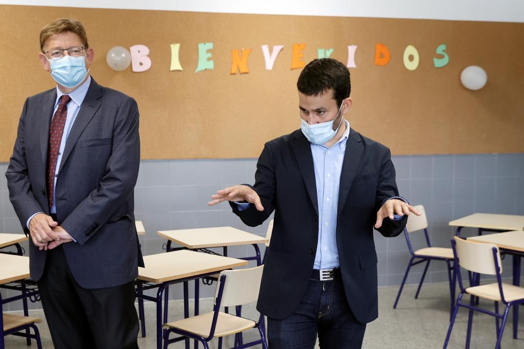 Le président valencien, Ximo Puig, et le ministre de l'Éducation, Vicent Marzà, dans une école pour la rentrée.