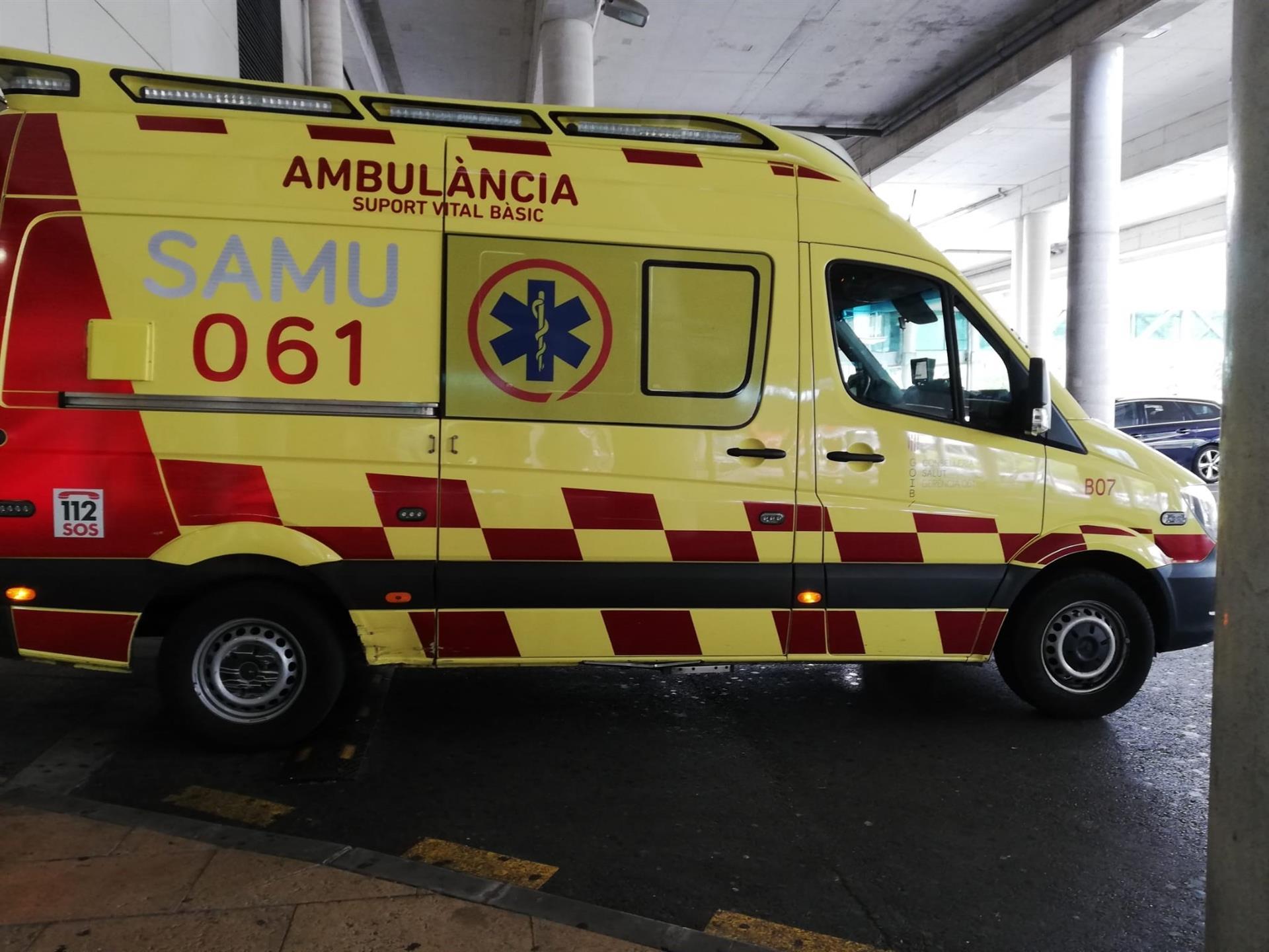 Une ambulance à l'hôpital Son Espases, à laquelle l'un des v