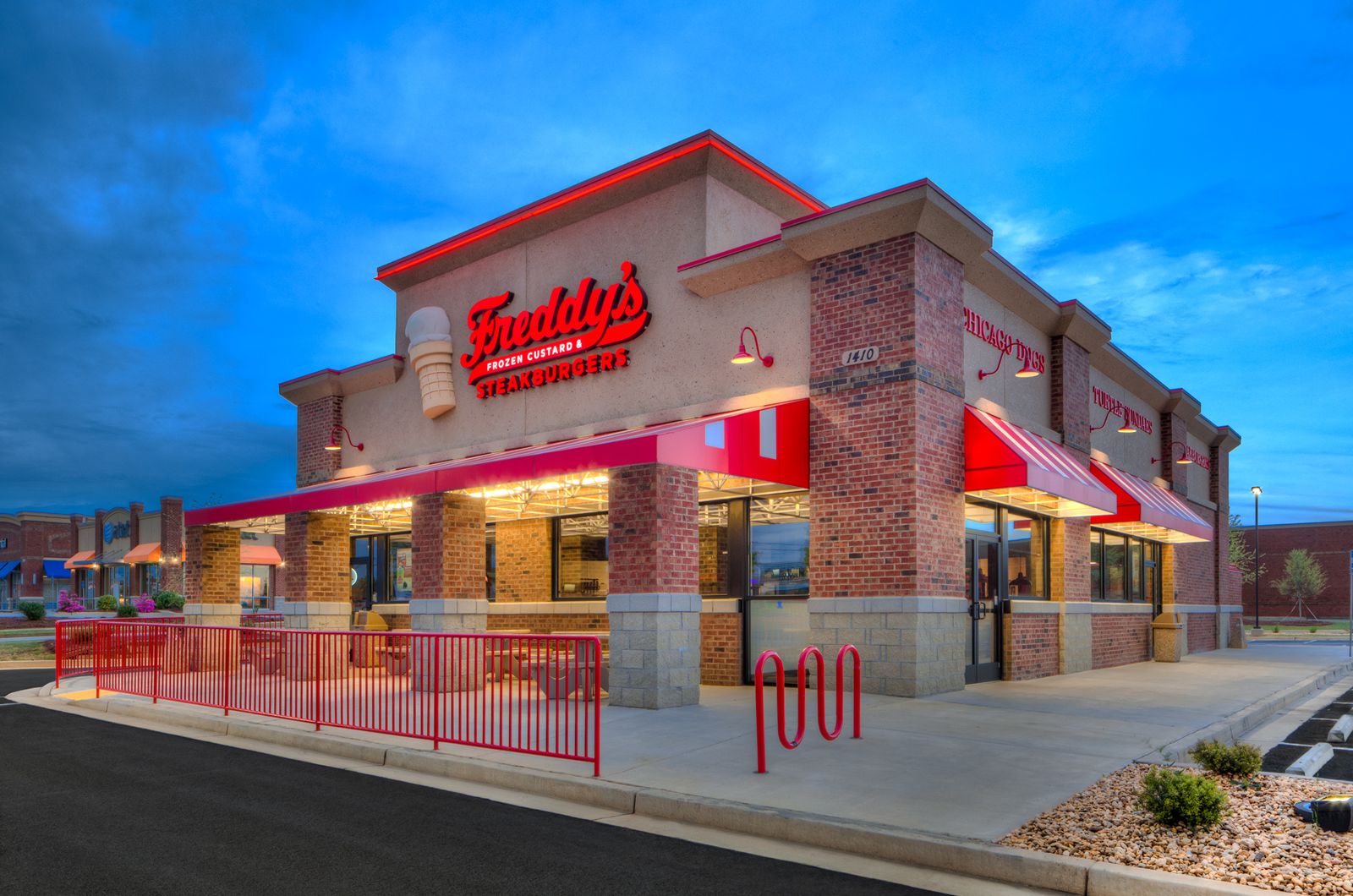 Freddy's Frozen Custard & Steakburgers ouvre ses premiers magasins dans le New Jersey et le Wisconsin dans le cadre d'une expansion nationale en cours Freddy's Frozen Custard & Steakburgers ouvre ses premiers magasins dans le New Jersey et le Wisconsin dans le cadre d'une expansion nationale en cours