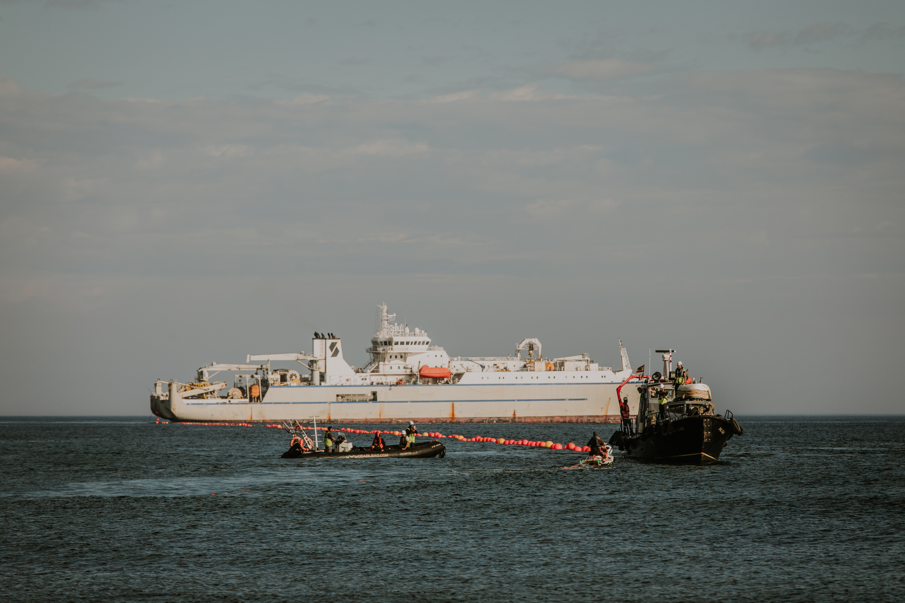 Deux navires rapprochent le nouveau câble sous-marin de Google de la côte de Biscaye