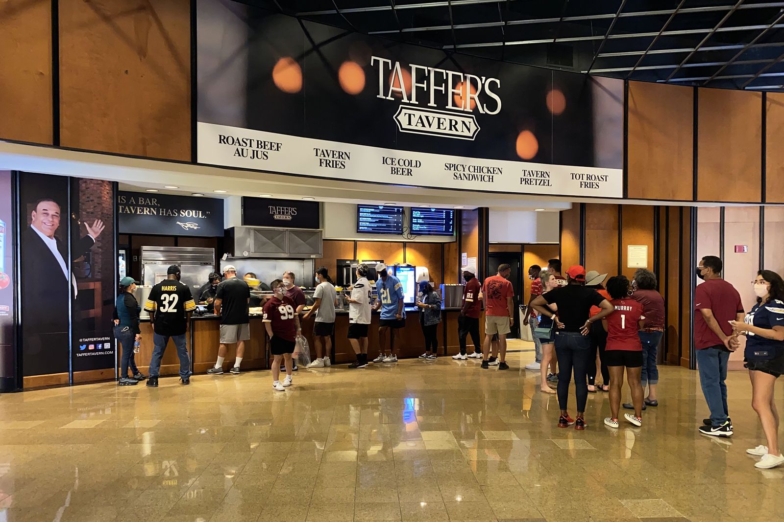 Jon Taffer apporte le concept de taverne innovant de Taffer à FedEx Field Jon Taffer apporte le concept de taverne innovant de Taffer à FedEx Field