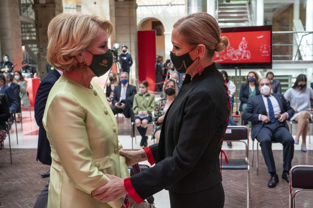 Les anciens présidents de la Communauté de Madrid Esperanza Aguirre (à gauche) et Cristina Cifuentes se saluent lors des célébrations du Dos de Mayo.