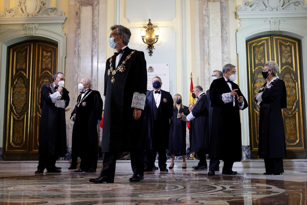 Le président de la Cour suprême et de la CGPJ, Carlos Lesmes, en compagnie des membres de la Chambre gouvernementale de la Cour suprême lors de la cérémonie d'ouverture de l'a