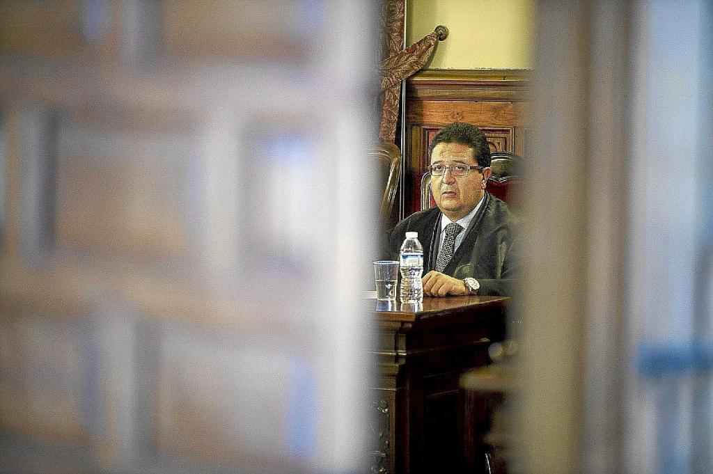 Le juge Francisco Serrano, lors du procès au siège de la TSJA à Grenade.