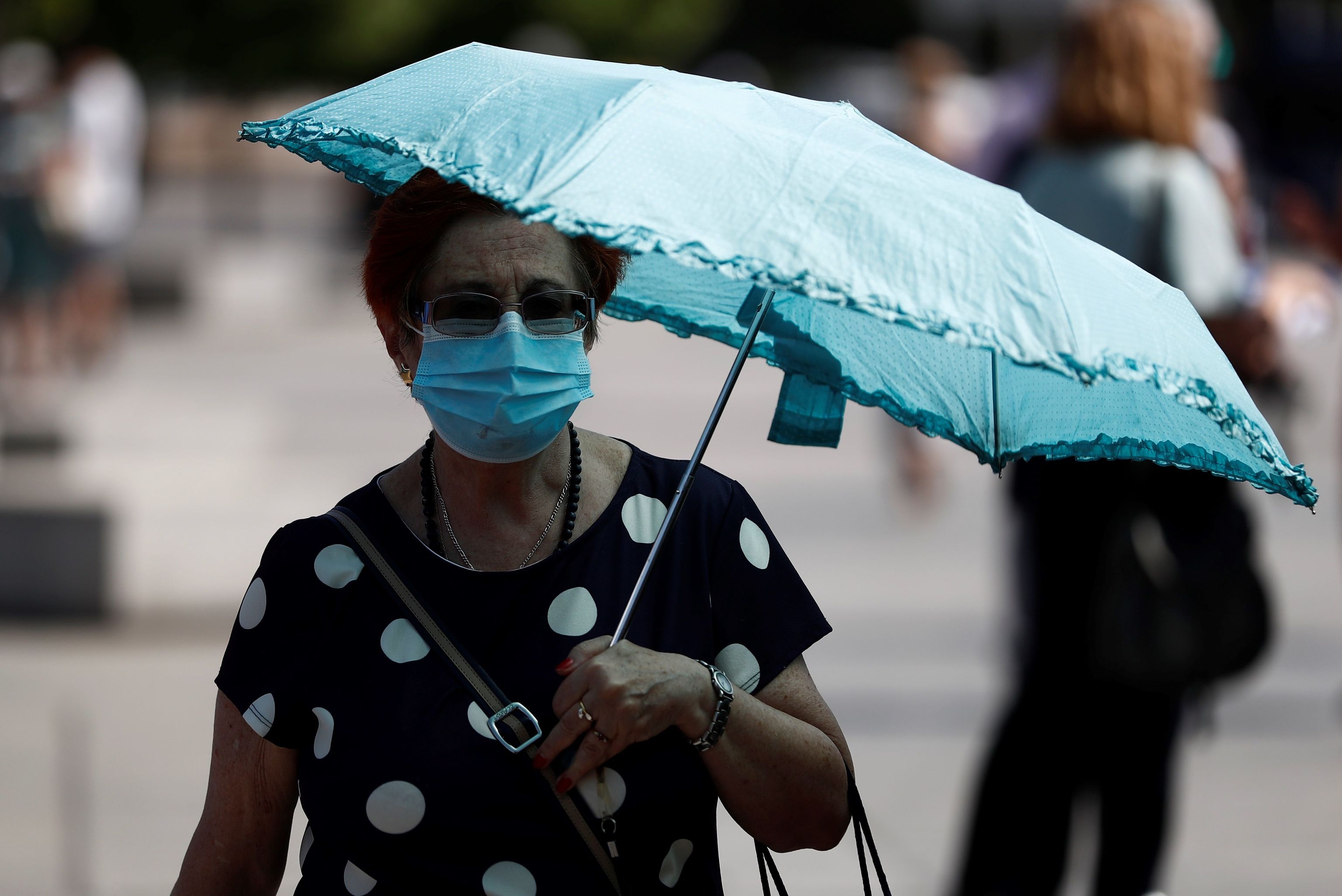 Une femme avec un parapluie à Madrid.
