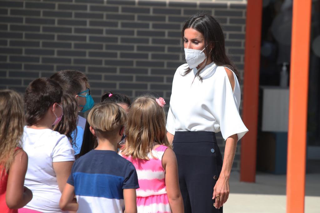 La reine Letizia s'entretient avec les élèves de l'école p