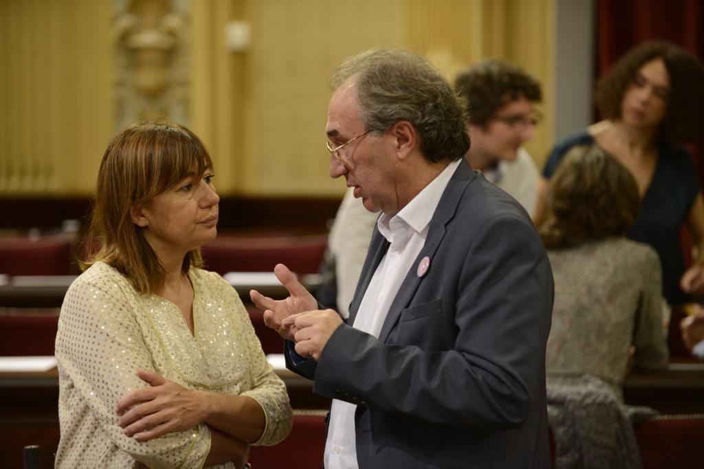 Armengol écoute le ministre de l'Éducation des Baléares