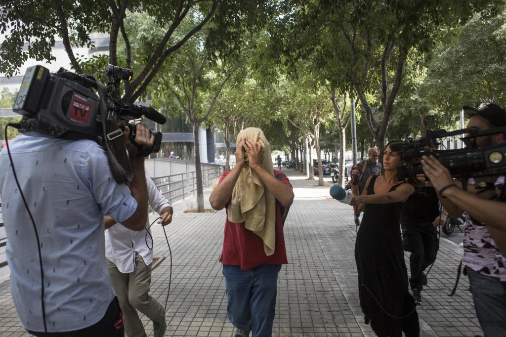 Le suspect après avoir quitté le tribunal